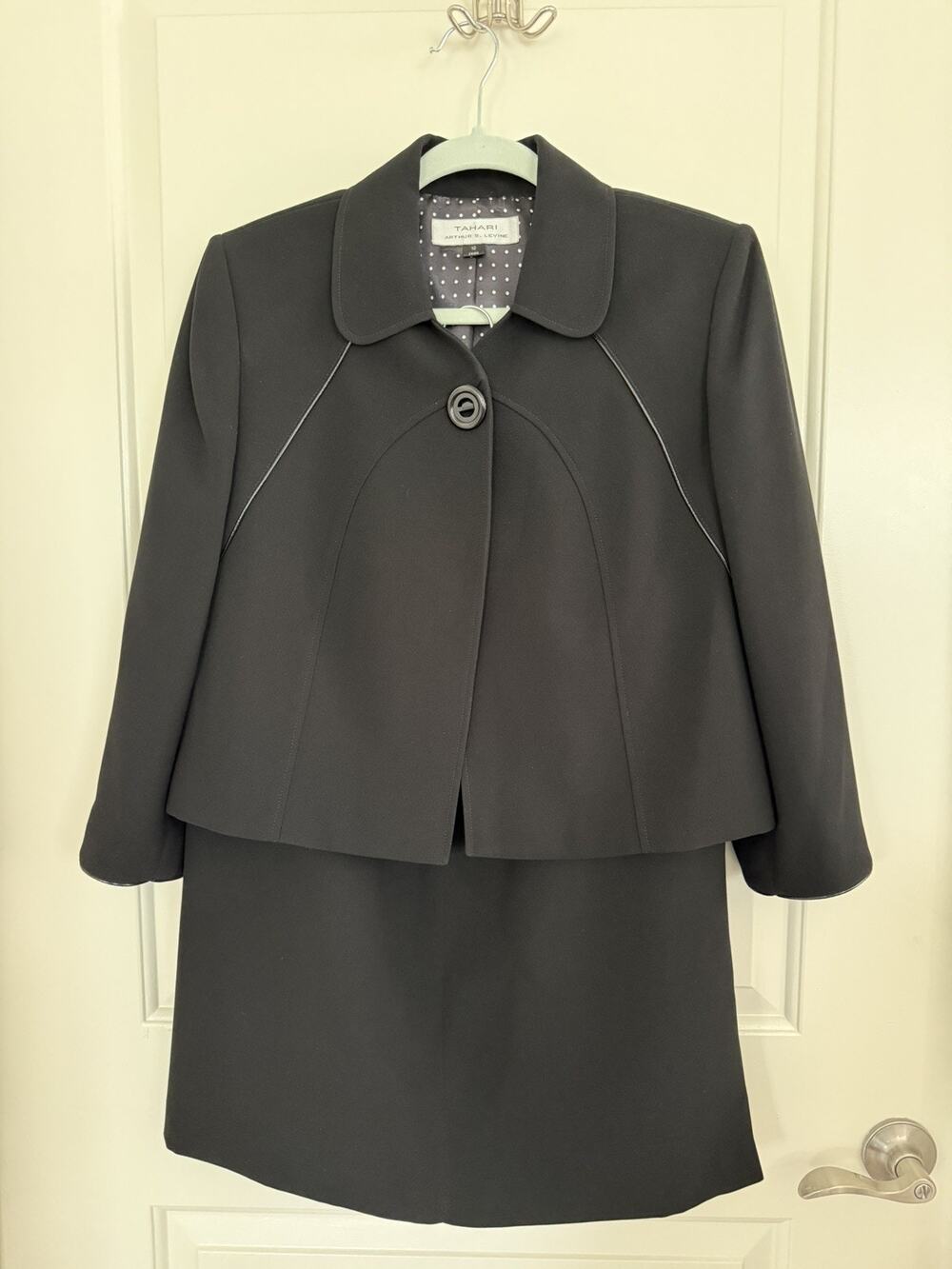 Vintage Tahari Black Skirt Suit Size 10 Pre-owned in Excellent Condition